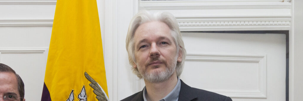 Julian assange and ricardo patiño august 2014(1)