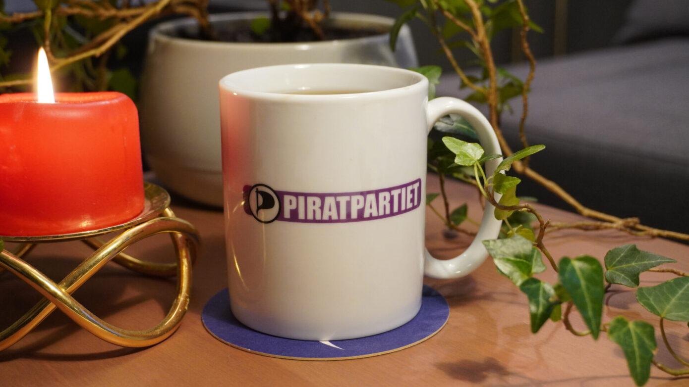 Kopp med logotyp av Piratpartiet