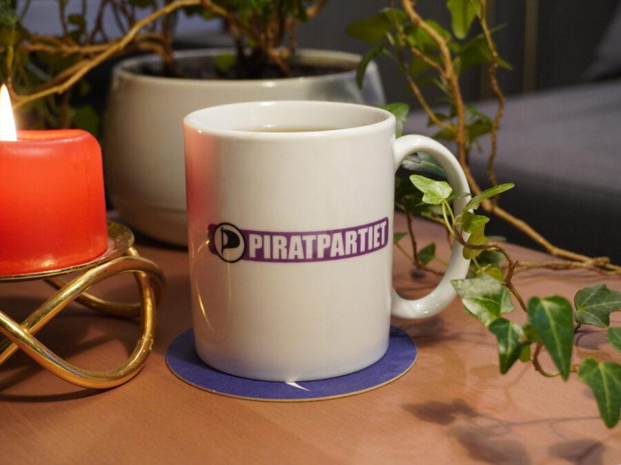 Kopp med logotyp av Piratpartiet
