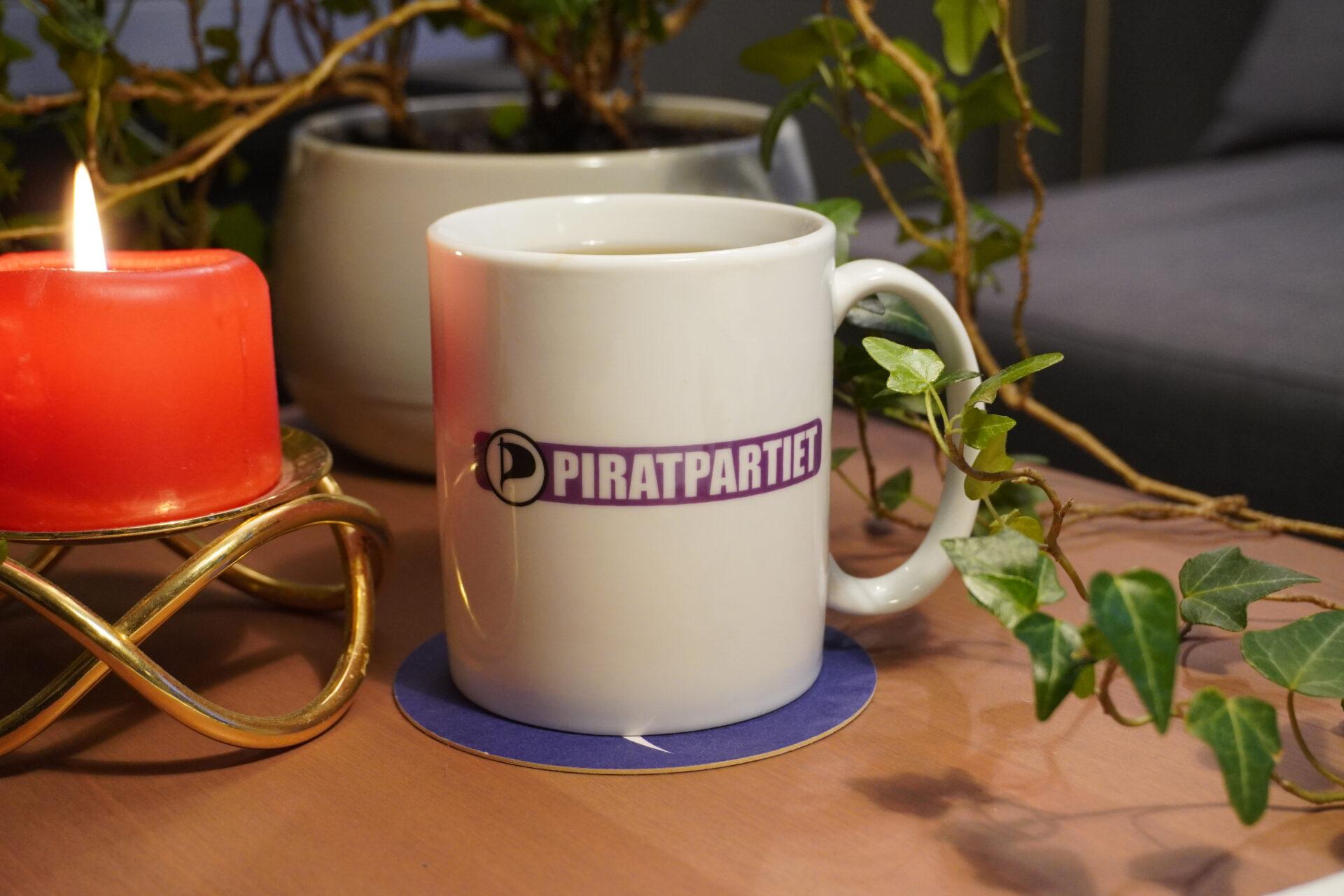 Kopp med logotyp av Piratpartiet